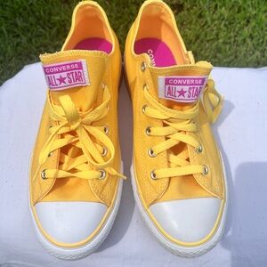 Women’s Yellow Converse Low Size 6. Brand New never worn!
